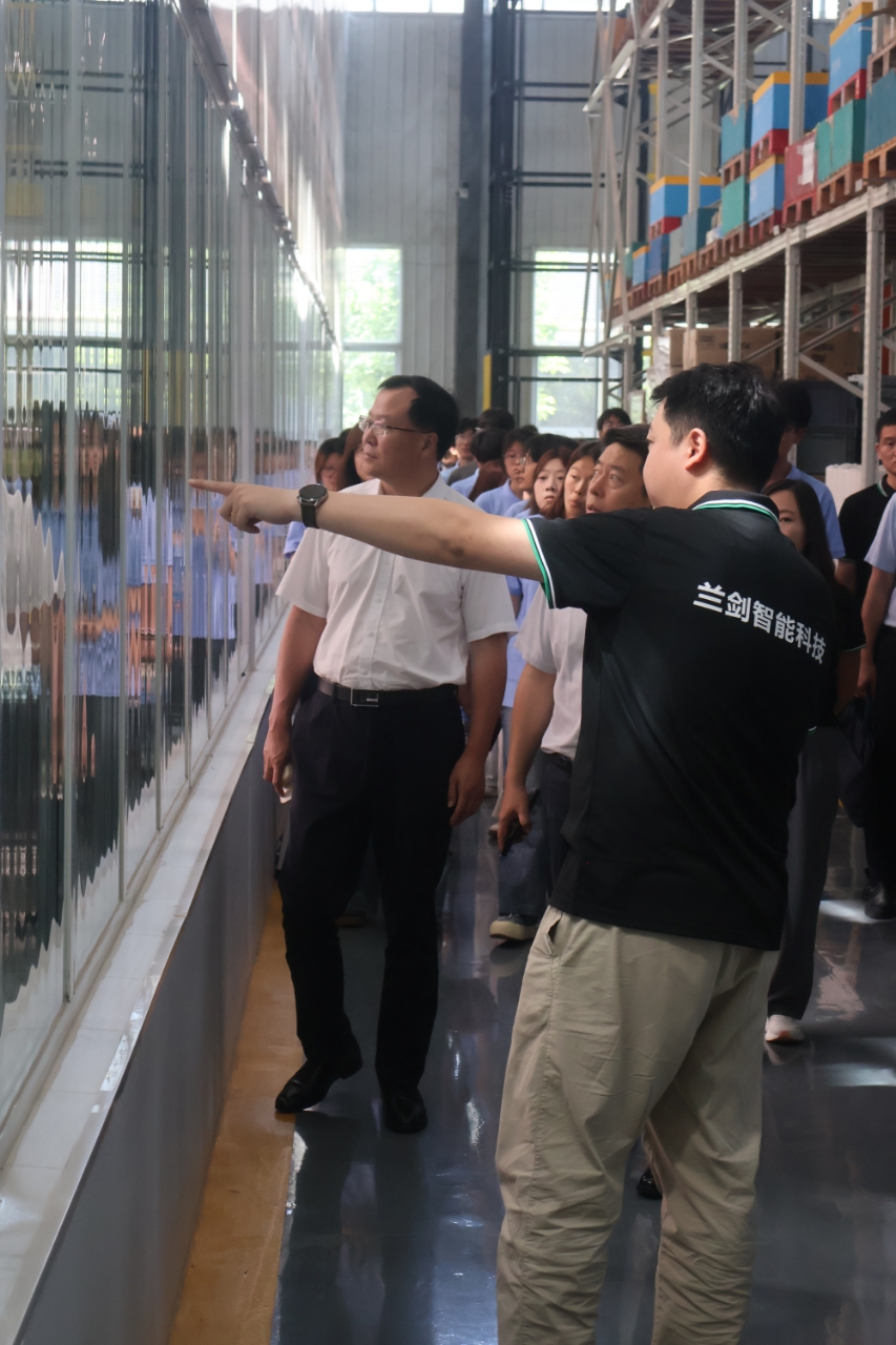 实践点燃智慧，技术赋能教学——财经商贸系师生走进企业课堂，与技能大师吕宜真共探教学软件技术开发